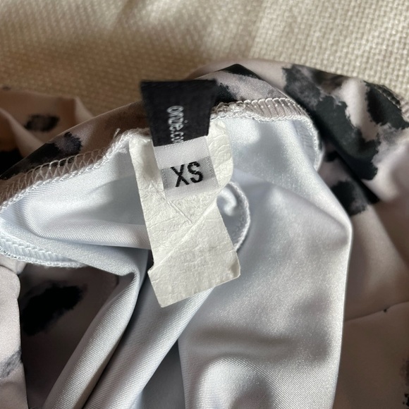 Onzie black and white abstract high rise leggings - Picture 4 of 4